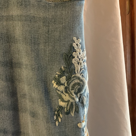 Women’s size 20W embroidered jeans - Picture 3 of 4